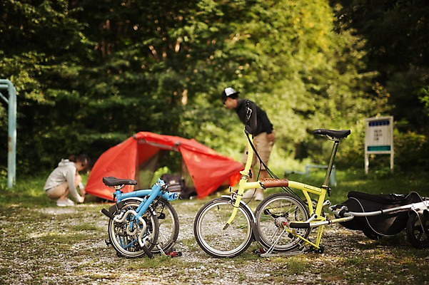 포토 JPG 주간 여자 남자 20대 성인 야외 두명 아웃포커스 캠핑 한국인 강원도 트레일러 두대 미니벨로 접기 접이식 성인만 브롬핑 국내포토 자연요소 2 모션 레저 한국 촬영기법 사람 동양인 청년 자전거 파일형식