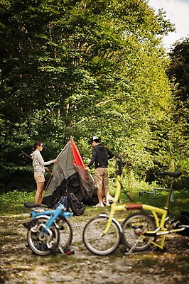 포토 JPG 주간 전신 커플 여자 남자 함께함 텐트 20대 성인 야외 두명 옆모습 아웃포커스 캠핑 한국인 준비 강원도 두대 미니벨로 성인만 함백산 브롬핑 국내포토 자연요소 뷰포인트 컨셉 2 관계 레저 산 한국 촬영기법 캠핑도구 사람 동양인 청년 자전거 정선 파일형식