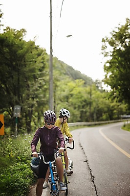 포토 JPG 주간 커플 여자 남자 도로 휴식 서기 상반신 20대 성인 야외 두명 앞모습 한국인 뒤돌아보기 준비 강원도 사이클링 자전거여행 라이딩 미니벨로 성인만 함백산 브롬핑 국내포토 자연요소 길 뷰포인트 여행 컨셉 관계 교통시설 모션 산 한국 사람 동양인 청년 자전거 캠핑 육상스포츠 정선 파일형식