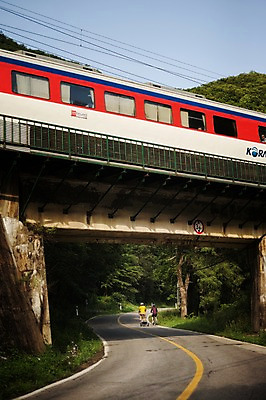 포토 JPG 주간 전신 커플 여자 남자 도로 20대 성인 야외 두명 뒷모습 기차 한국인 승차 강원도 트레일러 사이클링 자전거여행 라이딩 미니벨로 가교 성인만 함백산 브롬핑 국내포토 자연요소 건축물 길 육상교통 뷰포인트 여행 관계 교통시설 모션 산 대중교통 한국 사람 동양인 청년 자전거 캠핑 육상스포츠 정선 파일형식
