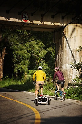 포토 JPG 주간 전신 커플 여자 남자 도로 20대 성인 야외 두명 뒷모습 한국인 승차 강원도 트레일러 사이클링 자전거여행 라이딩 미니벨로 성인만 함백산 브롬핑 국내포토 자연요소 길 뷰포인트 여행 관계 교통시설 모션 산 한국 사람 동양인 청년 자전거 캠핑 육상스포츠 정선 파일형식