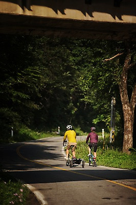 포토 JPG 주간 전신 커플 여자 남자 도로 20대 성인 야외 두명 뒷모습 한국인 승차 강원도 트레일러 사이클링 자전거여행 라이딩 미니벨로 성인만 함백산 브롬핑 국내포토 자연요소 길 뷰포인트 여행 관계 교통시설 모션 산 한국 사람 동양인 청년 자전거 캠핑 육상스포츠 정선 파일형식