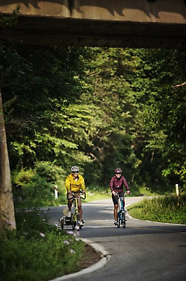 포토 JPG 주간 전신 커플 여자 남자 도로 20대 성인 야외 두명 앞모습 한국인 승차 강원도 사이클링 자전거여행 라이딩 미니벨로 성인만 함백산 브롬핑 국내포토 자연요소 길 뷰포인트 여행 관계 교통시설 모션 산 한국 사람 동양인 청년 자전거 캠핑 육상스포츠 정선 파일형식