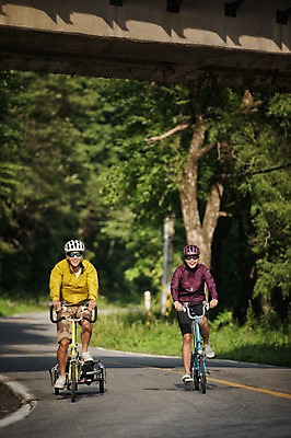 포토 JPG 주간 전신 커플 여자 남자 도로 미소 20대 성인 야외 두명 앞모습 한국인 승차 강원도 사이클링 자전거여행 라이딩 미니벨로 성인만 함백산 브롬핑 국내포토 자연요소 길 뷰포인트 여행 관계 교통시설 모션 산 한국 표정 사람 동양인 청년 자전거 캠핑 육상스포츠 정선 파일형식