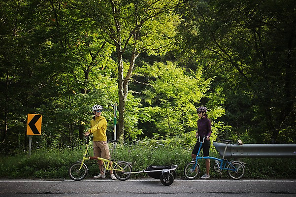 포토 JPG 주간 전신 커플 여자 남자 도로 서기 20대 성인 야외 두명 옆모습 한국인 뒤돌아보기 강원도 트레일러 사이클링 자전거여행 갓길 라이딩 미니벨로 성인만 함백산 브롬핑 국내포토 자연요소 길 뷰포인트 여행 관계 교통시설 모션 산 한국 사람 동양인 청년 자전거 캠핑 육상스포츠 정선 파일형식