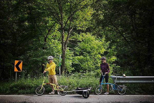포토 JPG 주간 전신 커플 여자 남자 도로 서기 20대 성인 야외 두명 옆모습 한국인 뒤돌아보기 강원도 트레일러 사이클링 자전거여행 갓길 라이딩 미니벨로 성인만 함백산 브롬핑 국내포토 자연요소 길 뷰포인트 여행 관계 교통시설 모션 산 한국 사람 동양인 청년 자전거 캠핑 육상스포츠 정선 파일형식