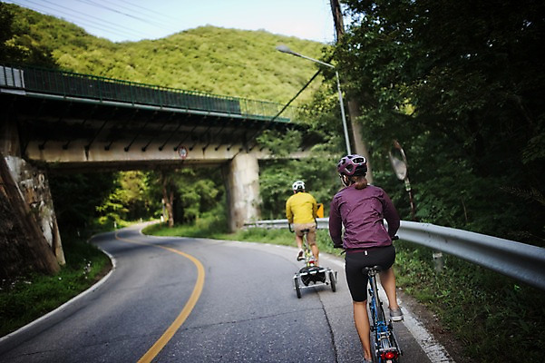 포토 JPG 주간 전신 커플 여자 남자 도로 20대 성인 야외 두명 뒷모습 한국인 승차 강원도 트레일러 사이클링 자전거여행 라이딩 미니벨로 가교 성인만 함백산 브롬핑 국내포토 자연요소 건축물 길 뷰포인트 여행 관계 교통시설 모션 산 한국 사람 동양인 청년 자전거 캠핑 육상스포츠 정선 파일형식