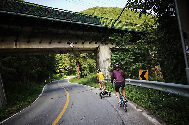 포토 자연요소 건축물 길 뷰포인트 여행 관계 교통시설 모션 산 한국 사람 동양인 청년 신체부위 자전거 캠핑 육상스포츠 강원도 정선 파일형식 JPG 주간 전신 커플 여자 남자 도로 야외 두명 뒷모습 가교 승차 트레일러 자전거여행 미니벨로 함백산 사이클링 브롬핑 성인만 성인 20대 한국인 라이딩 국내포토 다리