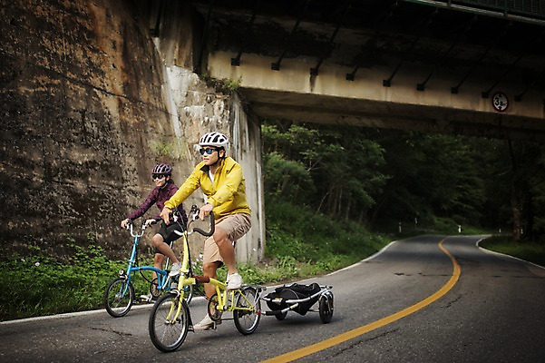 포토 JPG 주간 전신 커플 여자 남자 도로 20대 성인 야외 두명 한국인 승차 강원도 트레일러 사이클링 자전거여행 라이딩 미니벨로 가교 성인만 브롬핑 국내포토 자연요소 건축물 길 여행 관계 교통시설 모션 한국 사람 동양인 청년 자전거 캠핑 육상스포츠 파일형식
