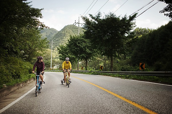 포토 JPG 주간 전신 커플 여자 남자 도로 20대 성인 야외 두명 앞모습 한국인 승차 강원도 사이클링 자전거여행 라이딩 미니벨로 성인만 함백산 브롬핑 국내포토 자연요소 길 뷰포인트 여행 관계 교통시설 모션 산 한국 사람 동양인 청년 자전거 캠핑 육상스포츠 정선 파일형식