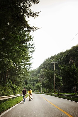 포토 JPG 주간 전신 커플 여자 남자 도로 20대 성인 야외 두명 앞모습 한국인 승차 강원도 사이클링 자전거여행 라이딩 미니벨로 성인만 함백산 브롬핑 국내포토 자연요소 길 뷰포인트 여행 관계 교통시설 모션 산 한국 사람 동양인 청년 자전거 캠핑 육상스포츠 정선 파일형식