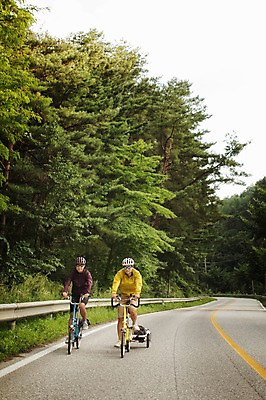 포토 JPG 주간 전신 커플 여자 남자 도로 20대 성인 야외 두명 앞모습 한국인 승차 강원도 사이클링 자전거여행 라이딩 미니벨로 성인만 함백산 브롬핑 국내포토 자연요소 길 뷰포인트 여행 관계 교통시설 모션 산 한국 사람 동양인 청년 자전거 캠핑 육상스포츠 정선 파일형식