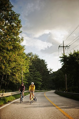 포토 JPG 주간 전신 커플 여자 남자 도로 20대 성인 야외 두명 앞모습 한국인 승차 강원도 사이클링 자전거여행 라이딩 미니벨로 성인만 함백산 브롬핑 국내포토 자연요소 길 뷰포인트 여행 관계 교통시설 모션 산 한국 사람 동양인 청년 자전거 캠핑 육상스포츠 정선 파일형식