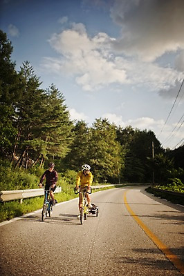 포토 JPG 주간 전신 커플 여자 남자 도로 20대 성인 야외 두명 앞모습 한국인 승차 강원도 사이클링 자전거여행 라이딩 미니벨로 성인만 함백산 브롬핑 국내포토 자연요소 길 뷰포인트 여행 관계 교통시설 모션 산 한국 사람 동양인 청년 자전거 캠핑 육상스포츠 정선 파일형식