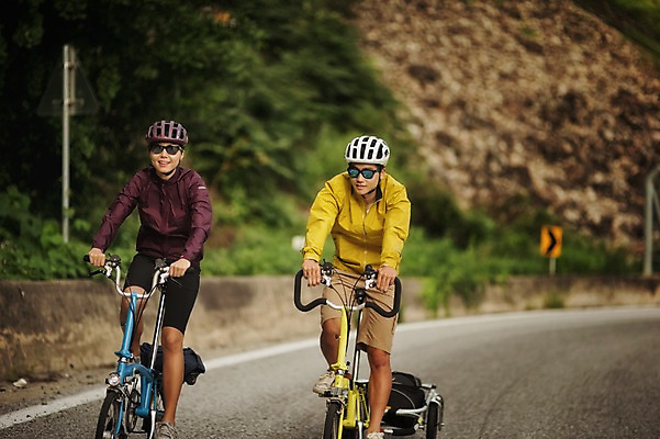포토 JPG 주간 커플 여자 남자 도로 미소 상반신 20대 성인 야외 두명 앞모습 한국인 승차 강원도 사이클링 라이딩 미니벨로 성인만 함백산 브롬핑 국내포토 자연요소 길 뷰포인트 관계 교통시설 모션 산 한국 표정 사람 동양인 청년 자전거 캠핑 육상스포츠 정선 파일형식
