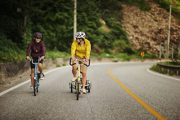포토 JPG 주간 전신 커플 여자 남자 도로 20대 성인 야외 두명 앞모습 마주보기 한국인 승차 강원도 사이클링 라이딩 미니벨로 성인만 함백산 브롬핑 국내포토 자연요소 길 뷰포인트 관계 교통시설 모션 산 한국 사람 동양인 청년 자전거 캠핑 육상스포츠 정선 파일형식