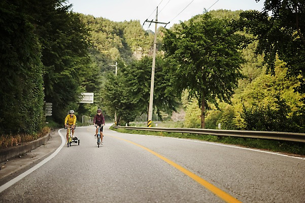 포토 JPG 주간 전신 커플 여자 남자 도로 20대 성인 야외 두명 앞모습 한국인 승차 강원도 사이클링 라이딩 미니벨로 성인만 함백산 브롬핑 국내포토 자연요소 길 뷰포인트 관계 교통시설 모션 산 한국 사람 동양인 청년 자전거 캠핑 육상스포츠 정선 파일형식