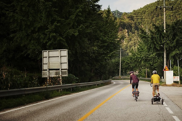 포토 JPG 주간 전신 커플 여자 남자 도로 20대 성인 야외 두명 뒷모습 한국인 뒤돌아보기 승차 강원도 트레일러 사이클링 라이딩 미니벨로 성인만 함백산 브롬핑 국내포토 자연요소 길 뷰포인트 관계 교통시설 모션 산 한국 사람 동양인 청년 자전거 캠핑 육상스포츠 정선 파일형식