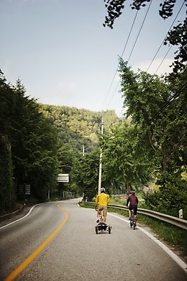 포토 JPG 주간 전신 커플 여자 남자 도로 20대 성인 야외 두명 뒷모습 한국인 승차 강원도 트레일러 사이클링 라이딩 미니벨로 성인만 함백산 브롬핑 국내포토 자연요소 길 뷰포인트 관계 교통시설 모션 산 한국 사람 동양인 청년 자전거 캠핑 육상스포츠 정선 파일형식