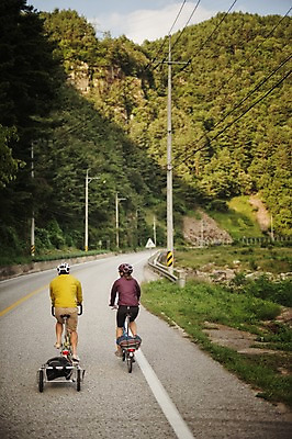 포토 JPG 주간 전신 커플 여자 남자 도로 20대 성인 야외 두명 뒷모습 한국인 승차 강원도 트레일러 사이클링 라이딩 미니벨로 성인만 함백산 브롬핑 국내포토 자연요소 길 뷰포인트 관계 교통시설 모션 산 한국 사람 동양인 청년 자전거 캠핑 육상스포츠 정선 파일형식