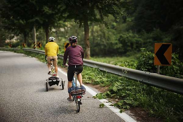포토 JPG 주간 전신 커플 여자 남자 도로 20대 성인 야외 두명 뒷모습 한국인 강원도 사이클링 자전거여행 라이딩 미니벨로 성인만 함백산 브롬핑 국내포토 자연요소 길 뷰포인트 여행 관계 교통시설 산 한국 사람 동양인 청년 자전거 캠핑 육상스포츠 정선 파일형식