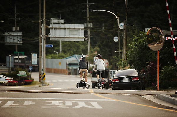 포토 JPG 주간 전신 커플 여자 남자 도로 20대 성인 야외 두명 뒷모습 마을 한국인 강원도 사이클링 자전거여행 라이딩 미니벨로 성인만 브롬핑 국내포토 자연요소 길 뷰포인트 여행 관계 교통시설 한국 사람 동양인 청년 자전거 캠핑 육상스포츠 파일형식