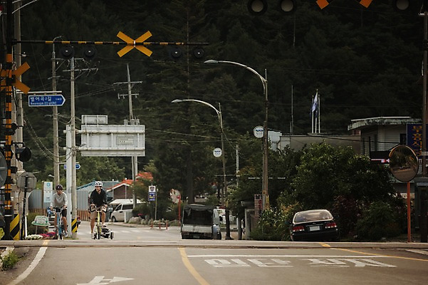 포토 JPG 주간 전신 커플 여자 남자 도로 20대 성인 야외 두명 앞모습 마을 한국인 강원도 사이클링 자전거여행 라이딩 미니벨로 성인만 브롬핑 국내포토 자연요소 길 뷰포인트 여행 관계 교통시설 한국 사람 동양인 청년 자전거 캠핑 육상스포츠 파일형식