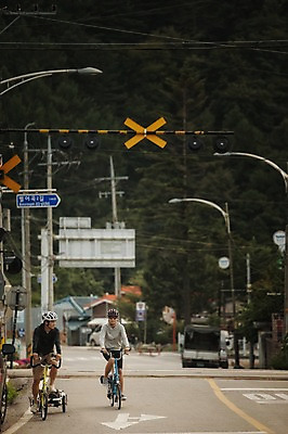 포토 JPG 주간 전신 커플 여자 남자 도로 20대 성인 야외 두명 앞모습 마을 한국인 강원도 사이클링 자전거여행 라이딩 미니벨로 성인만 브롬핑 국내포토 자연요소 길 뷰포인트 여행 관계 교통시설 한국 사람 동양인 청년 자전거 캠핑 육상스포츠 파일형식