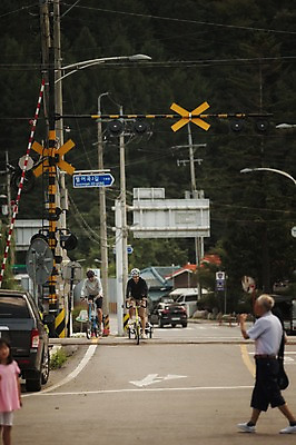 포토 JPG 주간 전신 커플 여자 남자 여러명 20대 야외 앞모습 마을 한국인 강원도 사이클링 자전거여행 라이딩 미니벨로 성인만 브롬핑 국내포토 자연요소 뷰포인트 여행 다수 관계 한국 사람 동양인 청년 자전거 캠핑 육상스포츠 파일형식