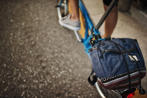 포토 JPG 도로 가방 발 한명 사람 아웃포커스 신체부위 묶기 강원도 사이클링 라이딩 미니벨로 브롬핑 국내포토 1 잡화 길 교통시설 모션 한국 촬영기법 자전거 캠핑 육상스포츠 파일형식