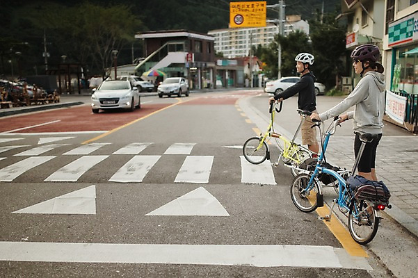 포토 JPG 주간 전신 커플 여자 남자 서기 20대 성인 야외 두명 옆모습 마을 한국인 횡단보도 밀기 강원도 트레일러 사이클링 자전거여행 라이딩 미니벨로 성인만 브롬핑 국내포토 자연요소 뷰포인트 여행 관계 모션 한국 사람 동양인 청년 자전거 캠핑 보행로 육상스포츠 파일형식
