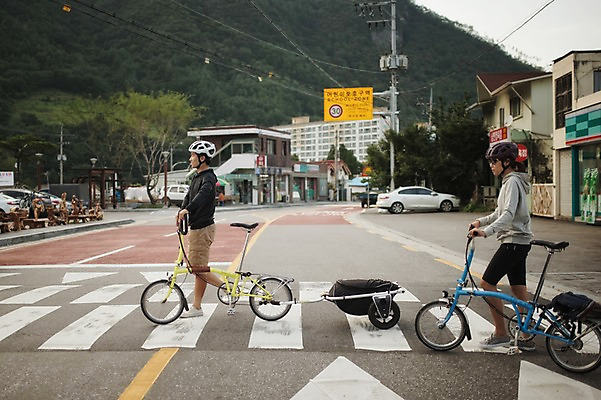 포토 JPG 주간 전신 커플 여자 남자 20대 성인 야외 두명 옆모습 걷기 마을 한국인 횡단보도 밀기 강원도 트레일러 사이클링 자전거여행 라이딩 미니벨로 성인만 브롬핑 국내포토 자연요소 뷰포인트 여행 관계 모션 한국 사람 동양인 청년 자전거 캠핑 보행로 육상스포츠 파일형식