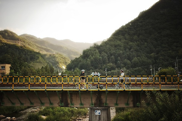 포토 자연요소 건축물 감정 여행 컨셉 관계 모션 한국 사람 동양인 청년 신체부위 자전거 캠핑 육상스포츠 파일형식 JPG 주간 커플 여자 남자 여유 휴식 서기 야외 마주보기 가교 뒤돌아보기 강원도 자전거여행 미니벨로 사이클링 브롬핑 20대 성인만 한국인 라이딩 국내포토 다리