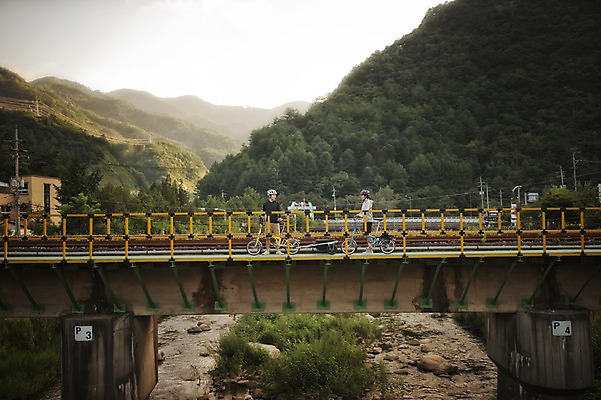 포토 JPG 주간 커플 여자 남자 여유 휴식 서기 20대 야외 마주보기 한국인 강원도 사이클링 자전거여행 라이딩 미니벨로 가교 성인만 브롬핑 국내포토 자연요소 건축물 감정 여행 컨셉 관계 모션 한국 사람 동양인 청년 자전거 캠핑 육상스포츠 파일형식