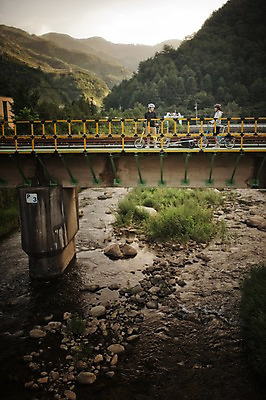 포토 JPG 주간 커플 여자 남자 여유 휴식 서기 20대 야외 마주보기 한국인 강원도 사이클링 자전거여행 라이딩 미니벨로 가교 성인만 브롬핑 국내포토 자연요소 건축물 감정 여행 컨셉 관계 모션 한국 사람 동양인 청년 자전거 캠핑 육상스포츠 파일형식