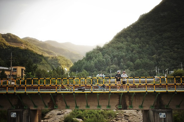 포토 JPG 주간 커플 여자 남자 여유 난간 휴식 서기 20대 야외 한국인 강원도 사이클링 자전거여행 라이딩 미니벨로 가교 성인만 브롬핑 국내포토 자연요소 건축물 감정 여행 컨셉 관계 모션 한국 사람 동양인 청년 자전거 캠핑 육상스포츠 파일형식