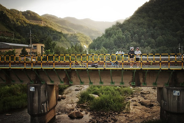 포토 JPG 주간 커플 여자 남자 여유 난간 휴식 서기 20대 야외 마주보기 한국인 강원도 사이클링 자전거여행 라이딩 미니벨로 가교 성인만 브롬핑 국내포토 자연요소 건축물 감정 여행 컨셉 관계 모션 한국 사람 동양인 청년 자전거 캠핑 육상스포츠 파일형식