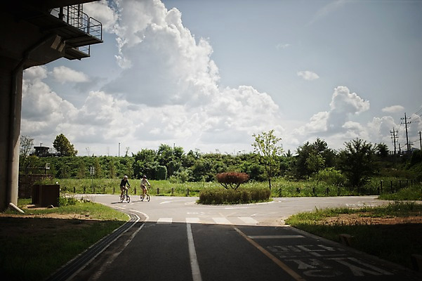 포토 JPG 주간 전신 커플 여자 남자 도로 20대 성인 야외 두명 앞모습 한국인 승차 사이클링 라이딩 미니벨로 양평 성인만 국내포토 자연요소 길 뷰포인트 관계 교통시설 모션 사람 동양인 청년 자전거 육상스포츠 경기도 파일형식