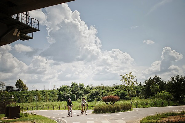 포토 JPG 주간 전신 커플 여자 남자 도로 20대 성인 야외 두명 앞모습 한국인 승차 사이클링 라이딩 미니벨로 양평 성인만 국내포토 자연요소 길 뷰포인트 관계 교통시설 모션 사람 동양인 청년 자전거 육상스포츠 경기도 파일형식