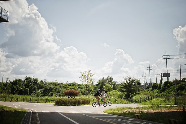 포토 JPG 주간 전신 커플 여자 남자 도로 20대 성인 야외 두명 옆모습 한국인 승차 사이클링 라이딩 미니벨로 양평 성인만 국내포토 자연요소 길 뷰포인트 관계 교통시설 모션 사람 동양인 청년 자전거 육상스포츠 경기도 파일형식