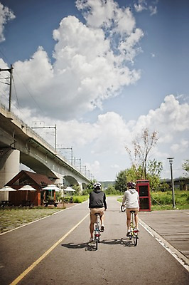 포토 JPG 주간 전신 커플 여자 남자 도로 20대 성인 야외 두명 뒷모습 한국인 승차 사이클링 라이딩 미니벨로 양평 성인만 국내포토 자연요소 길 뷰포인트 관계 교통시설 모션 사람 동양인 청년 자전거 육상스포츠 경기도 파일형식