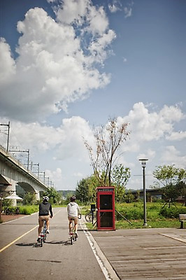 포토 JPG 주간 전신 커플 여자 남자 도로 20대 성인 야외 두명 뒷모습 한국인 승차 사이클링 라이딩 미니벨로 양평 성인만 국내포토 자연요소 길 뷰포인트 관계 교통시설 모션 사람 동양인 청년 자전거 육상스포츠 경기도 파일형식