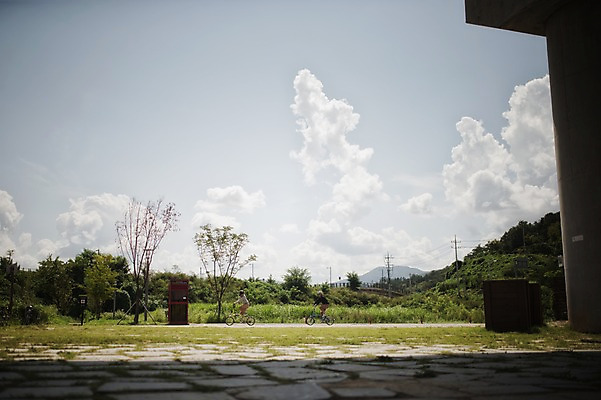 포토 JPG 주간 전신 커플 여자 남자 20대 야외 옆모습 한국인 승차 사이클링 라이딩 미니벨로 양평 성인만 국내포토 자연요소 뷰포인트 관계 모션 사람 동양인 청년 자전거 육상스포츠 경기도 파일형식