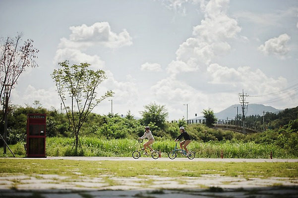 포토 JPG 주간 전신 커플 여자 남자 20대 야외 옆모습 한국인 승차 사이클링 라이딩 미니벨로 양평 성인만 국내포토 자연요소 뷰포인트 관계 모션 사람 동양인 청년 자전거 육상스포츠 경기도 파일형식