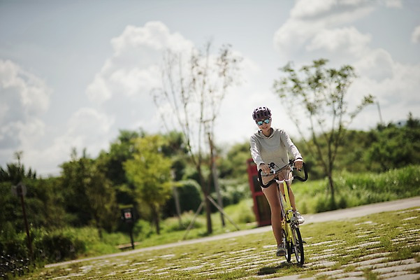 포토 JPG 주간 전신 여자 한명 20대 야외 앞모습 한국인 승차 사이클링 라이딩 미니벨로 양평 여자만 성인여자만 청년여자만 성인여자한명만 국내포토 자연요소 1 뷰포인트 모션 사람 동양인 청년 자전거 육상스포츠 경기도 여자한명만 청년만 성인만 파일형식