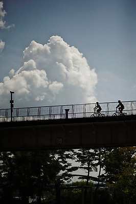포토 JPG 주간 구름 실루엣 하늘 사람 야외 두명 승차 사이클링 라이딩 미니벨로 양평 가교 국내포토 자연요소 건축물 모션 촬영기법 자전거 육상스포츠 경기도 파일형식