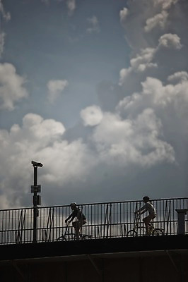 포토 JPG 주간 구름 실루엣 하늘 사람 야외 두명 승차 사이클링 라이딩 미니벨로 양평 가교 국내포토 자연요소 건축물 모션 촬영기법 자전거 육상스포츠 경기도 파일형식