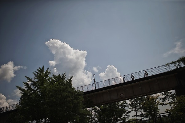포토 JPG 주간 전신 구름 커플 여자 남자 실루엣 여유 하늘 휴식 서기 사람 앉기 20대 성인 야외 두명 한국인 승차 사이클링 라이딩 미니벨로 양평 자전거도로 가교 성인만 국내포토 자연요소 건축물 감정 컨셉 관계 모션 촬영기법 동양인 청년 자전거 육상스포츠 경기도 전용도로 파일형식
