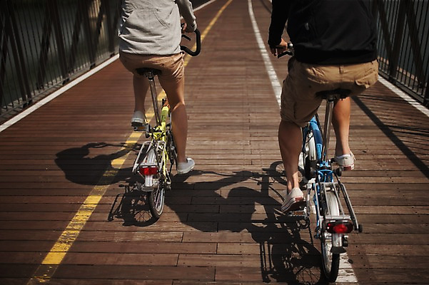 포토 JPG 주간 커플 여자 남자 20대 성인 야외 두명 뒷모습 한국인 하반신 승차 사이클링 라이딩 미니벨로 양평 자전거도로 가교 성인만 국내포토 자연요소 건축물 뷰포인트 관계 모션 사람 동양인 청년 자전거 육상스포츠 경기도 전용도로 파일형식