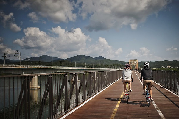 포토 JPG 주간 전신 커플 여자 남자 20대 성인 야외 두명 뒷모습 한국인 승차 사이클링 라이딩 미니벨로 양평 자전거도로 가교 성인만 국내포토 자연요소 건축물 뷰포인트 관계 모션 사람 동양인 청년 자전거 육상스포츠 경기도 전용도로 파일형식